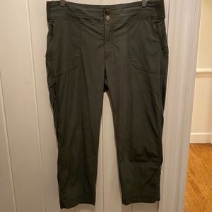 Athleta Olive Trekkie Capri Pant. Size 10.